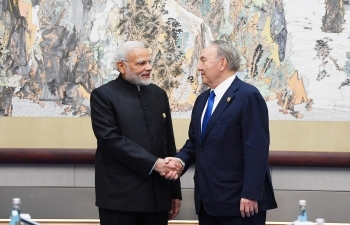 Prime Minister Modi meets President Nazarbayev on the sidelines of SCO Summit  