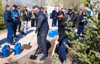 As part of the #TazaKazakhstan campaign in Astana, Ambassador H.E. Dr. T.V. Nagendra Prasad along with  Deputy Prime Minister and Foreign Minister H.E. Murat Nurtleu, HOMs of other countries, Mayor Talgat Rakhmanberdi and Embassy officials, Indian and Kazakh community members planted trees near the Mahatma Gandhi monument in the Baikonyr district as part of the 