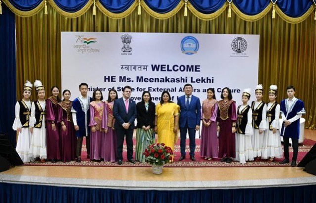 H.E. Ms. Meenakashi Lekhi addressed the Indian students at the Astana Medical University and plated a pine tree in the campus of the university. Indian students shared their experience with the Hon’ble Minister of State. Before the interactive session, she had a fruitful meeting with Mr. Zhandos Konysovich Burkitbayev, Vice-Minister of Health and Mr. Vitaliy Koikov, Vice-Rector for Research and Strategic Development, AMU. Students of Kazakh University performed Kazakh music, song and dance.